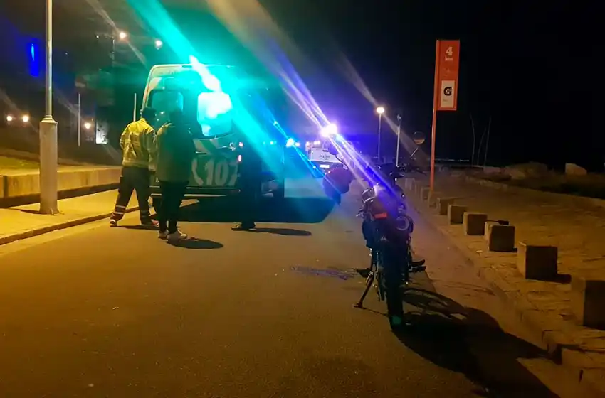 Perdió el control y cayó de la moto: fue trasladado al HIGA