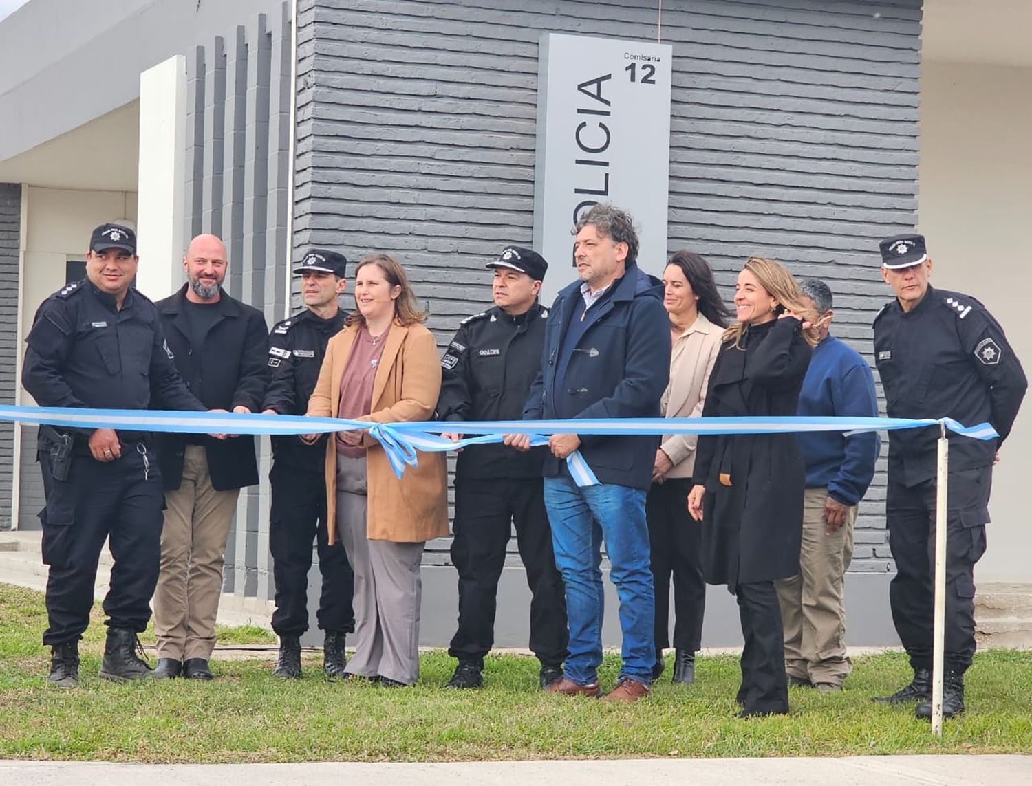 El tradicional corte de cintas que dejó habilitadas las obras de restauración de la sede policial.