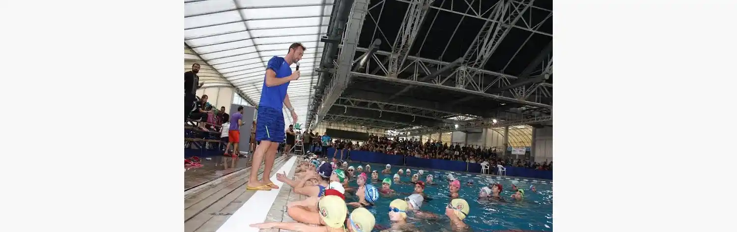 José Meolans dio una clínica de natación para 100 chicos marplatenses