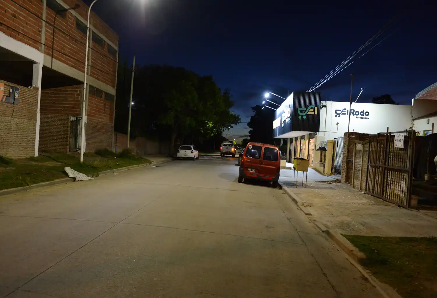 La esquina donde ocurrió la discusión y la agresión fatal. El joven acusado del homicidio seguirá encerrado en un instituto para menores, hasta el juicio oral no público en el que se resolverá su situación procesal penal.