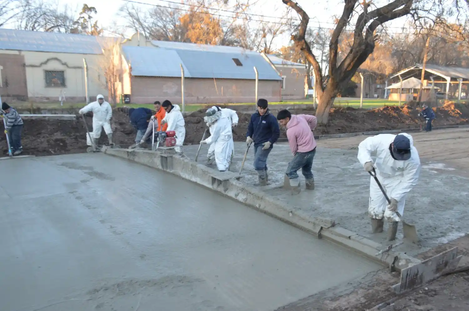 La nueva cuadra de pavimento está frente al predio de la Sociedad Rural.