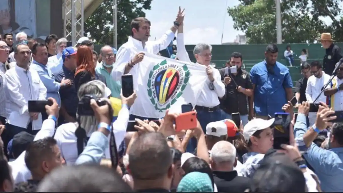 ¿UNA AD, DOS O LOS RESTOS QUE QUEDAN? El partido blanco celebró «infeliz» cumpleaños (IMÁGENES)