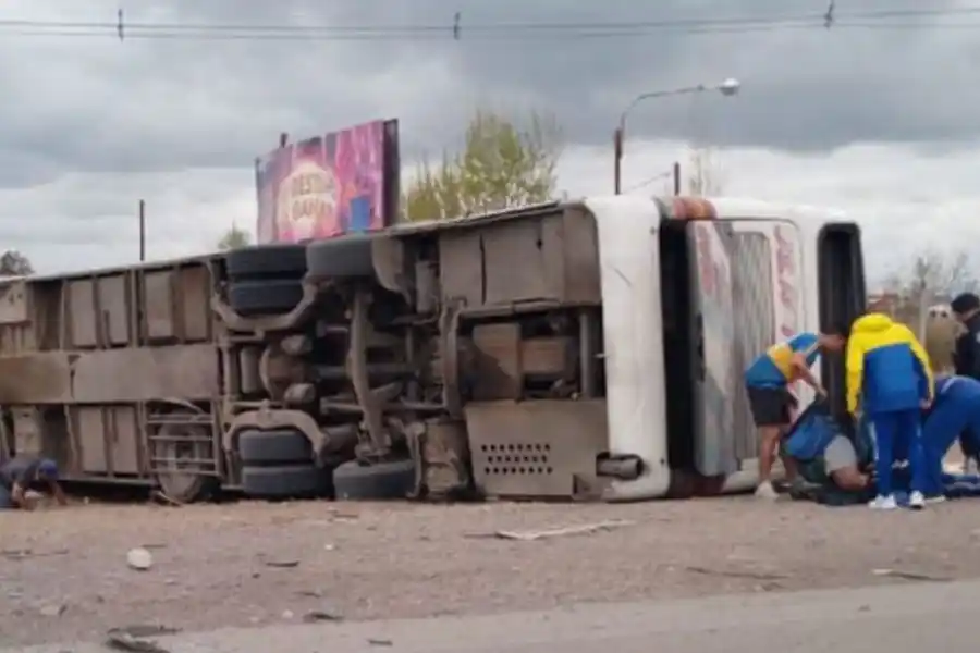 Murió una mujer y hay 19 heridos tras el vuelco de un micro con hinchas de Boca