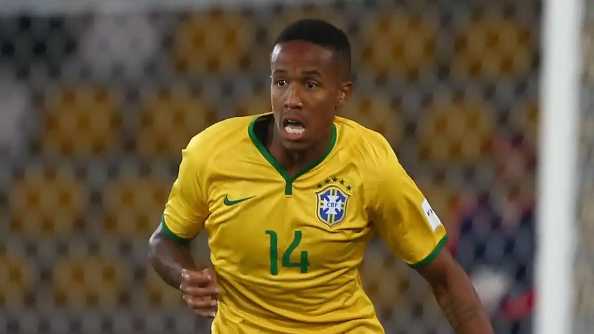 La curiosa manera de levantarse de Éder Militão