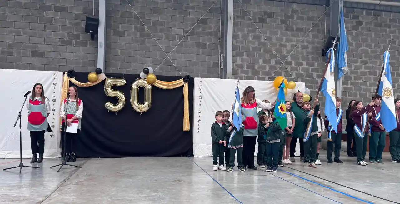 Acto por el 50° aniversario del Jardín de Infantes Pirin Pin Pon, con la participación de la comunidad educativa.