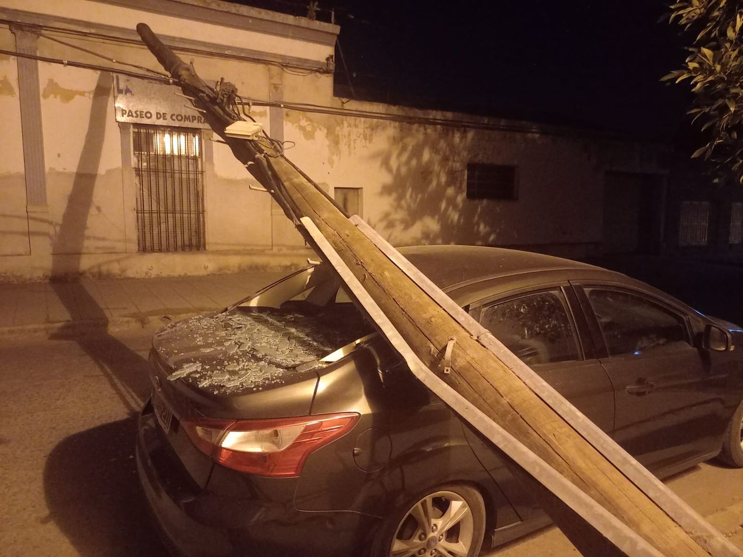Así quedó el auto particular de un comerciante cuando una columna de alumbrado cayó en la esquina de Coopser.