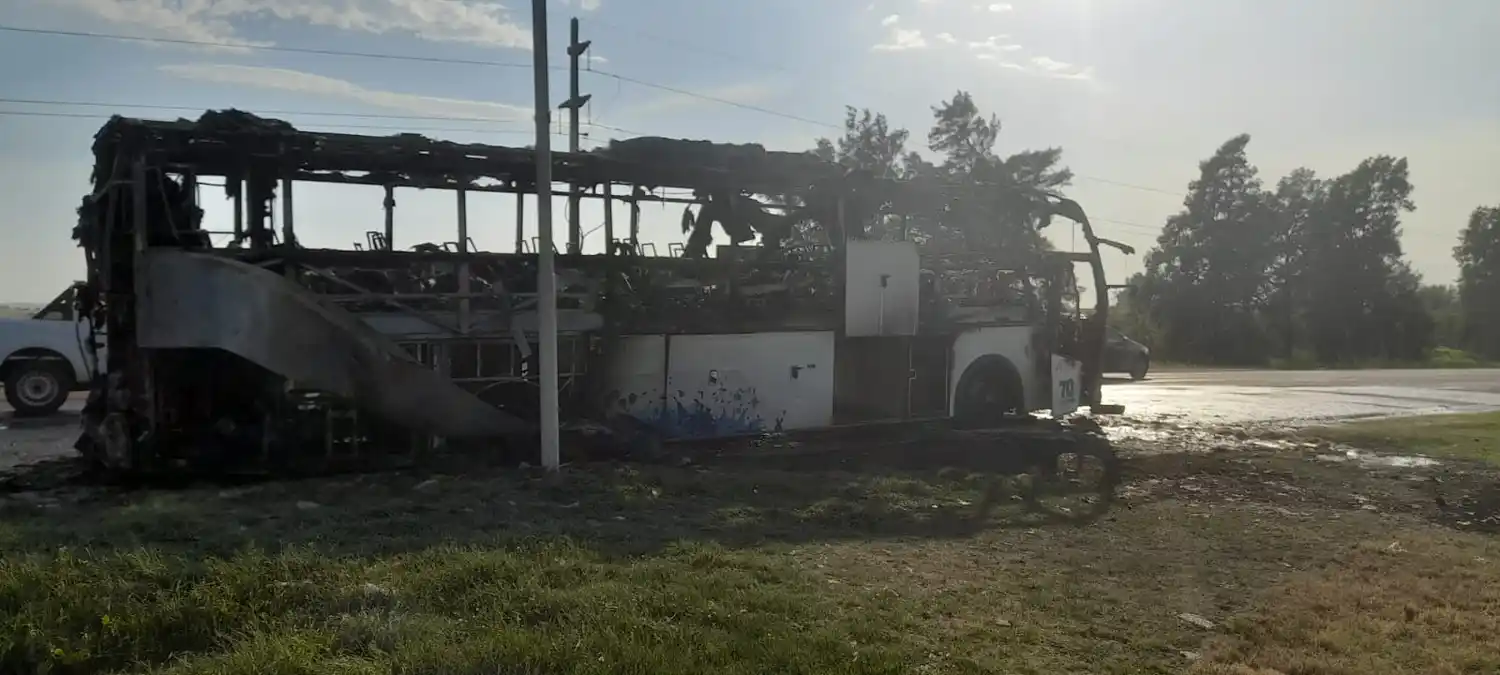 Incendio de un colectivo en Crespo