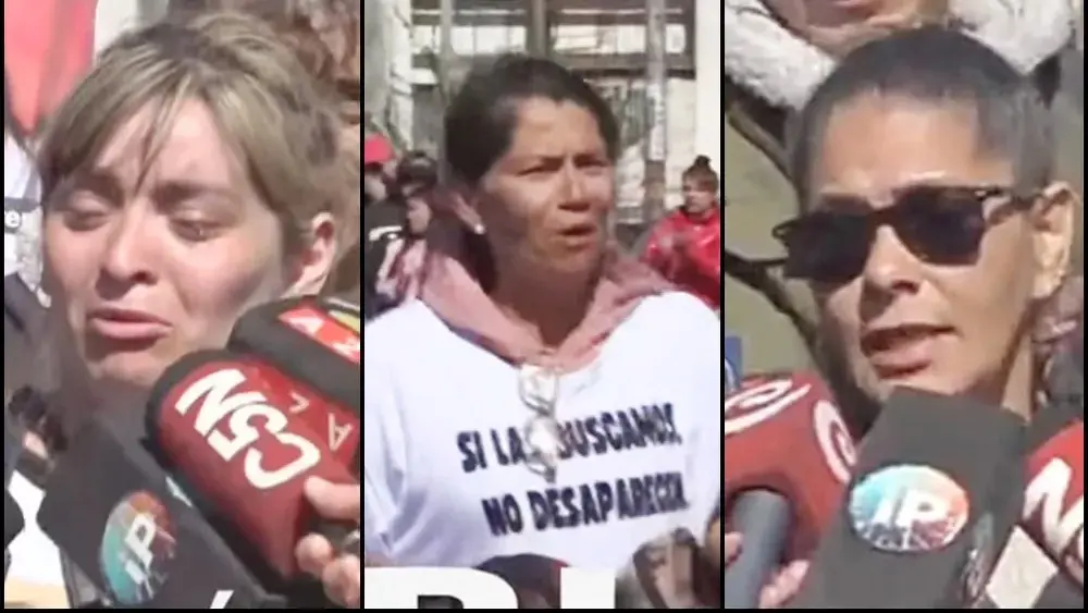 Las mamás de Brenda, Morena y Lara, desconsoladas, marcharon esta tarde en Berazategui, donde fueron hallados los cuerpos de sus hijas. (Imagen de TV)
