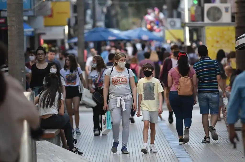 Jornada calurosa con algunas nubes en la ciudad de Santa Fe