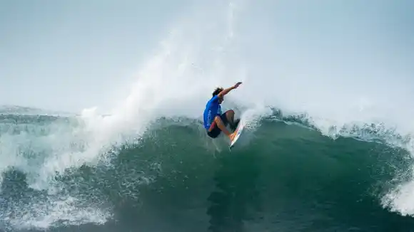 Usuna y Radziunas siguen por cuadro principal en los ISA World Surfing Games