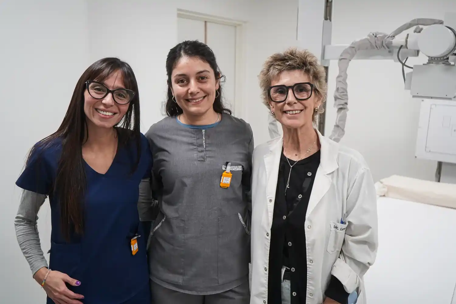 Hospital Taraborelli. Las técnicas Belén Denti y Yael López, junto a la directora Leticia Bilbao