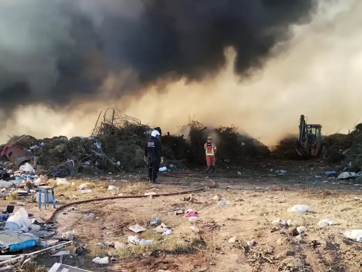 Por casi cuatro horas, combatieron un incendio en un basural municipal: ardía un lote de neumáticos morteros - 3