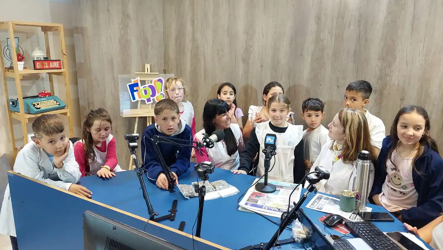 Alumnos de la Escuela N° 54 visitaron los estudios de Paralelo 32 y Boing 93.7