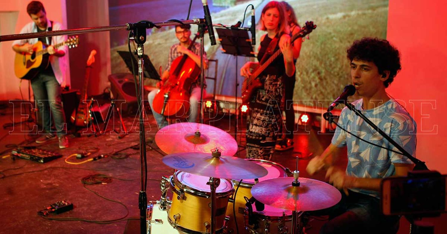 Música para volar brilló con su homenaje a Soda Stéreo en Espacio Clarín