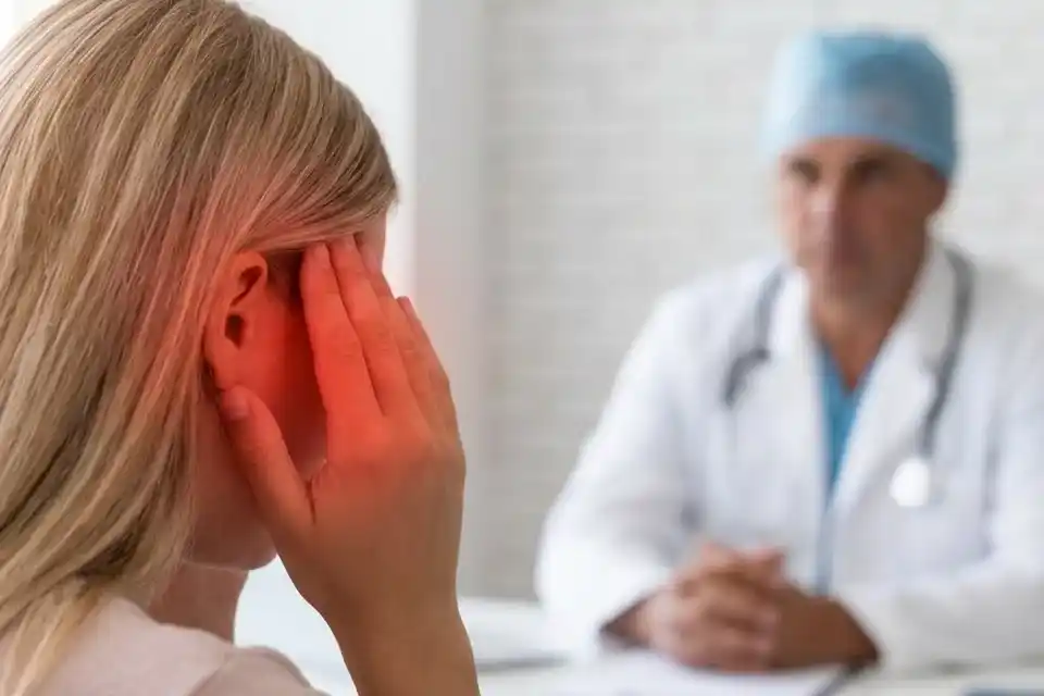 Los síntomas suelen aparecer de forma repentina e incluyen fiebre alta, dolor de cabeza intenso, rigidez en el cuello, sensibilidad a la luz, náuseas, vómitos y alteraciones del estado mental.