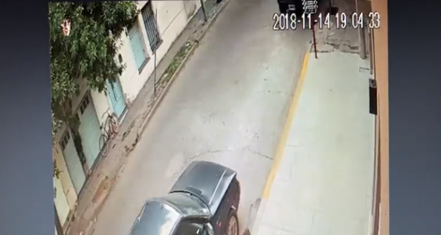 Cámaras de seguridad captaron cómo un delincuente robó en un casa a plena luz del día