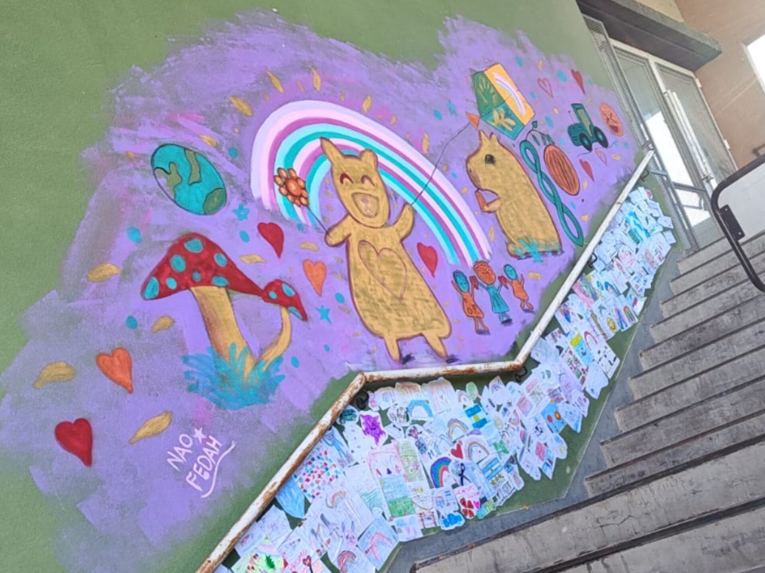 En la Escuela 14 transformaron las consecuencias del vandalismo en un mural inspirado por los niños
