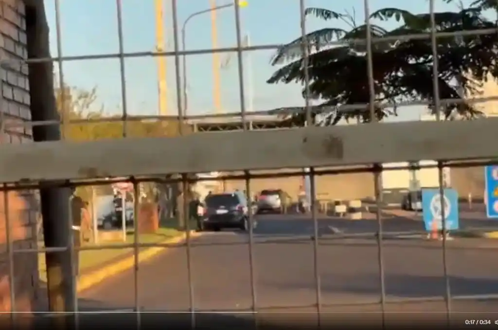 Atropelló a gendarmes y huyó