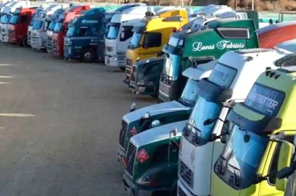 Más de 500 camiones varados por un bloqueo en el paso fronterizo con Bolivia