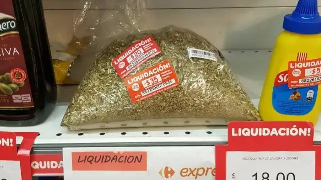 Escrachan a un hiper por vender en oferta yerba "barrida del piso"