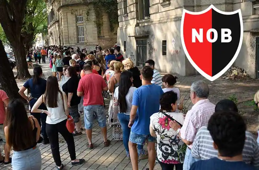 Las largas colas en la Aduana continúan, esta vez, con hinchas de Newell’s como protagonistas
