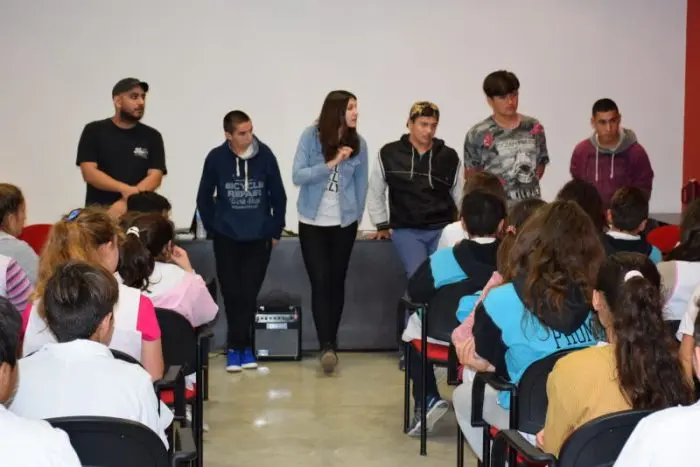 SAN CAYETANO: Jóvenes reflexionaron sobre grooming y discriminación