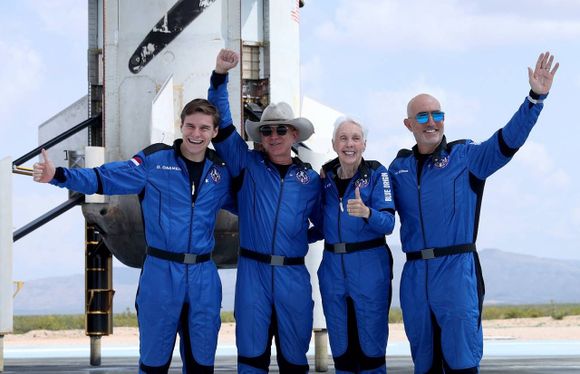 Bezos llegó al espacio y dio una muestra de lo que podría ser la nueva diversión de millonarios