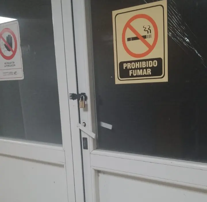 Candados en los accesos a los patios internos del Hospital por problemas de inseguridad.