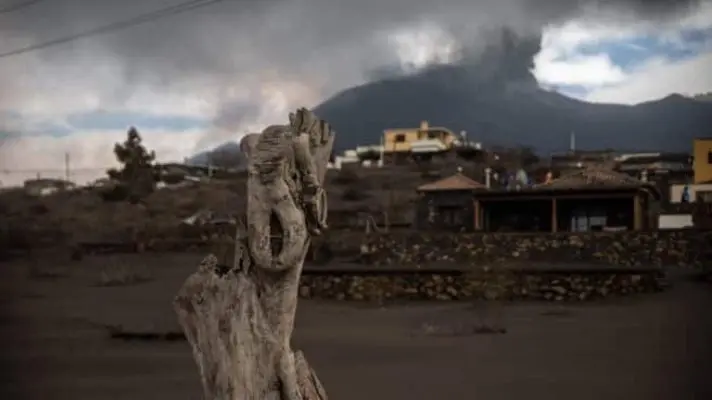 SE CAYÓ DEL TEJADO CUANDO LIMPIABA CENIZAS: hombre de 70 años es la primera víctima del volcán de La Palma