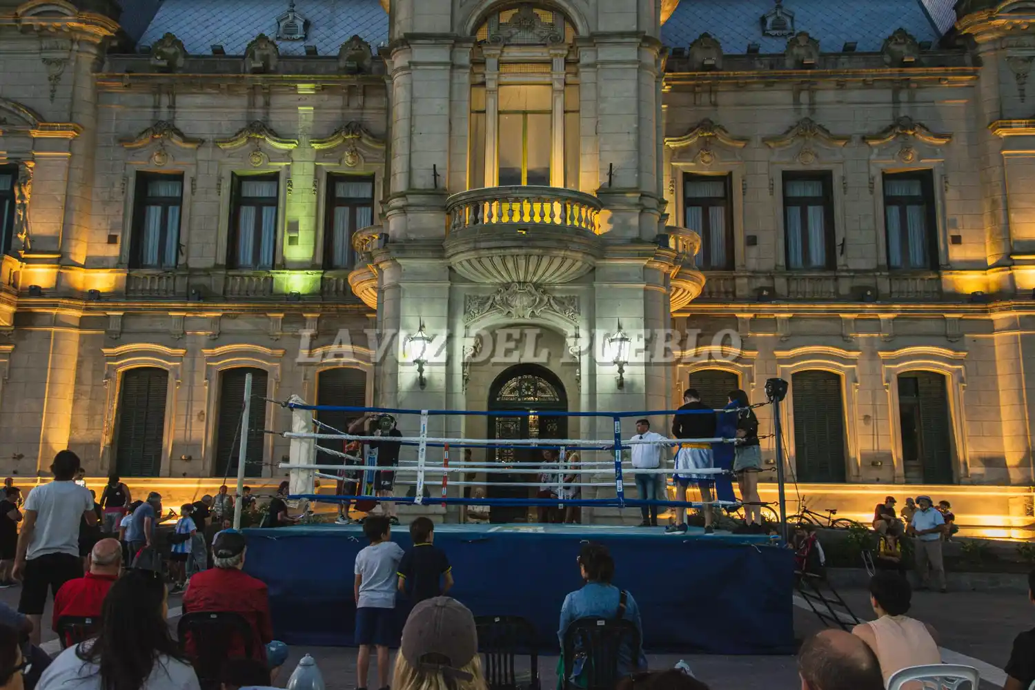 La entrada del Palacio Municipal recibió una noche de boxeo al aire libre