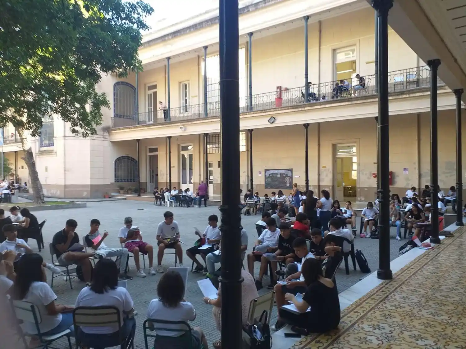 Docentes del Colegio Nacional de Paraná decidieron dar clases en el patio debido al calor