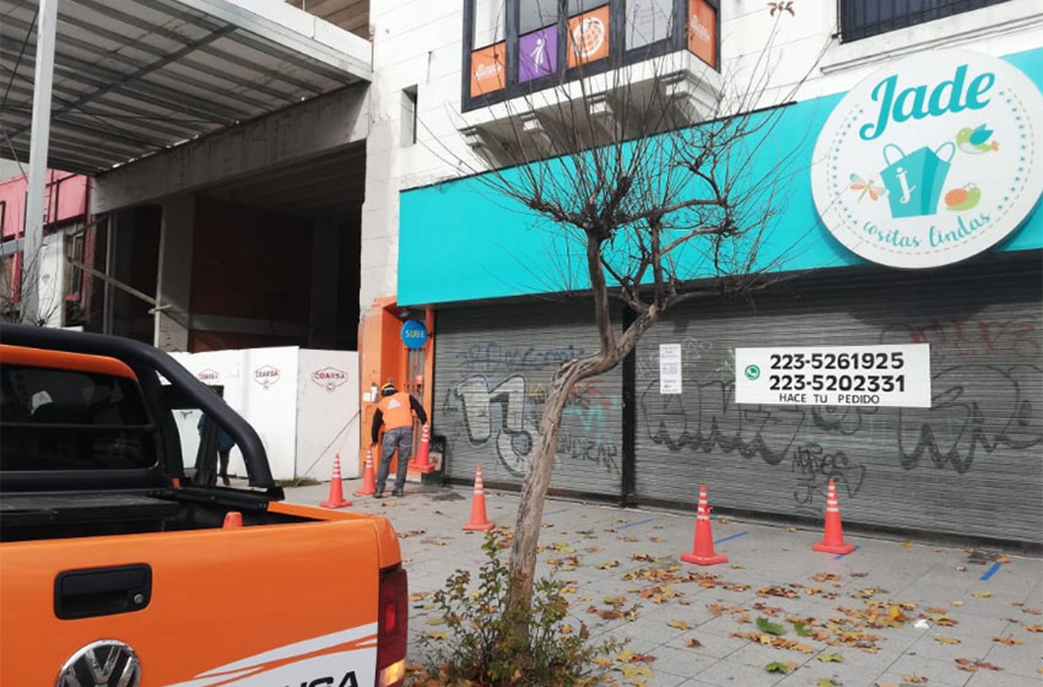 El viento rompió una vidriera en Luro e Independencia