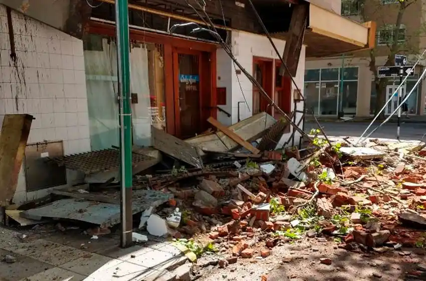 Mirar al cielo para sobrevivir: el drama de la caída de mamposterías en Mar del Plata