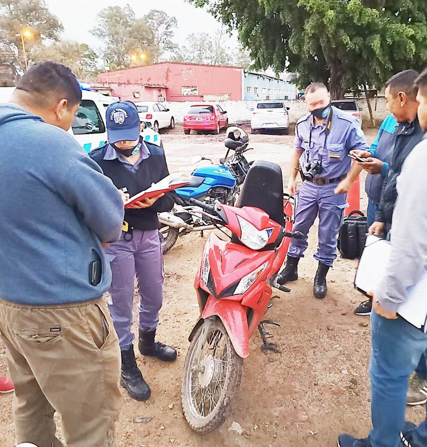 Disparó con arma de fuego a policías y le secuestraron
una motocicleta y documentación adulterada