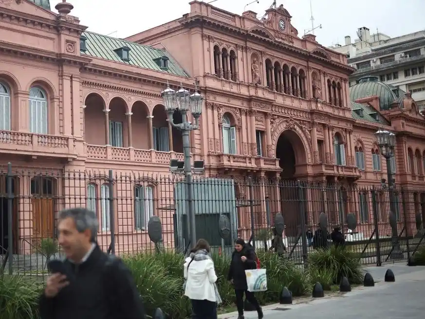 Javier Milei sigue de cerca las negociaciones políticas.