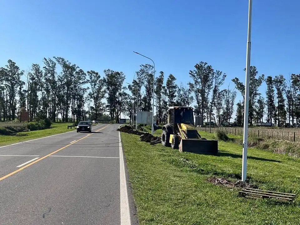 Las luminarias brindarán una mayor seguridad vial en el acceso a la localidad.