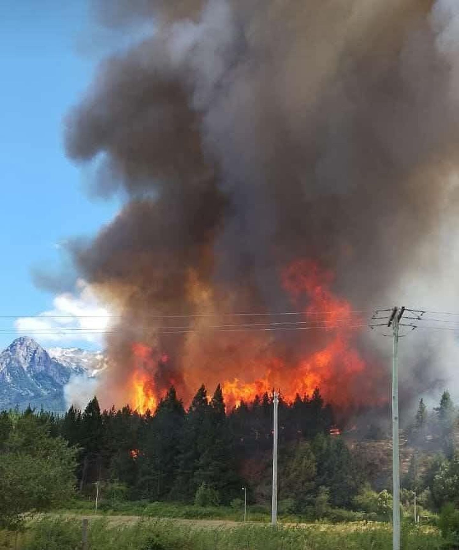 Sigue el incendio forestal en Epuyén y ya se quemaron más de 3 mil hectáreas