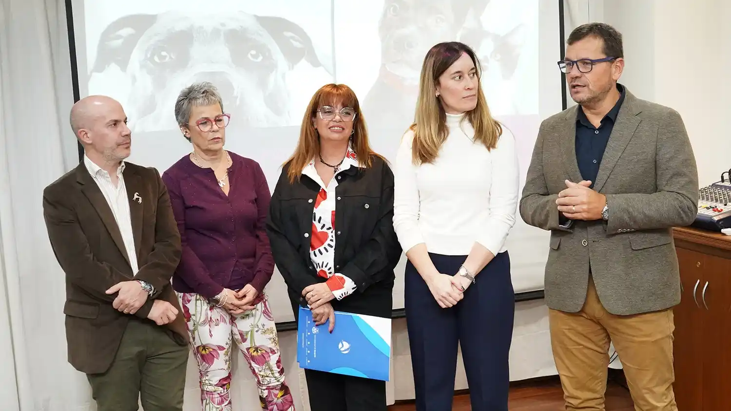 Recibimiento. Víctor Pagani, presidente del Colegio de abogados junto a Sol Martitegui, agradecieron a los disertantes el Dr. Lucas Padín, la Dra. Andrea Ferracioli y la Dra. Noraly Melo