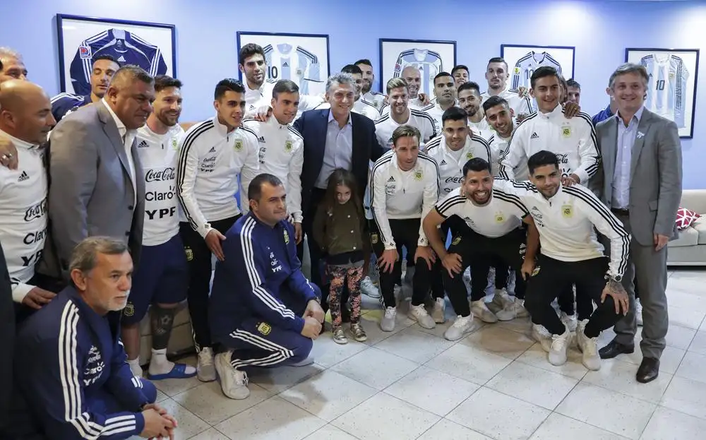 La selección viajó luego de reunirse con Macri