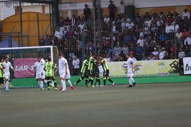 Exitoso debut del equipo de Tapia