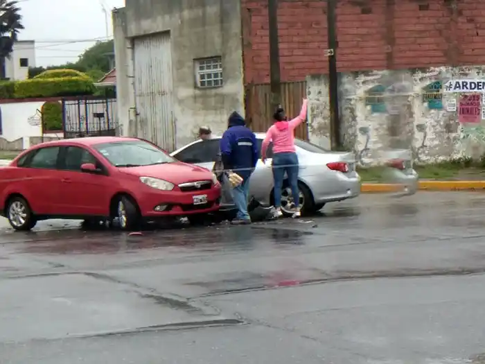 Fuerte colisión en avenida 75 y 40