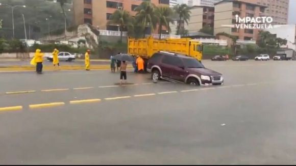 Onda tropical 49 golpea con fuerza a La Guaira y el oriente del país