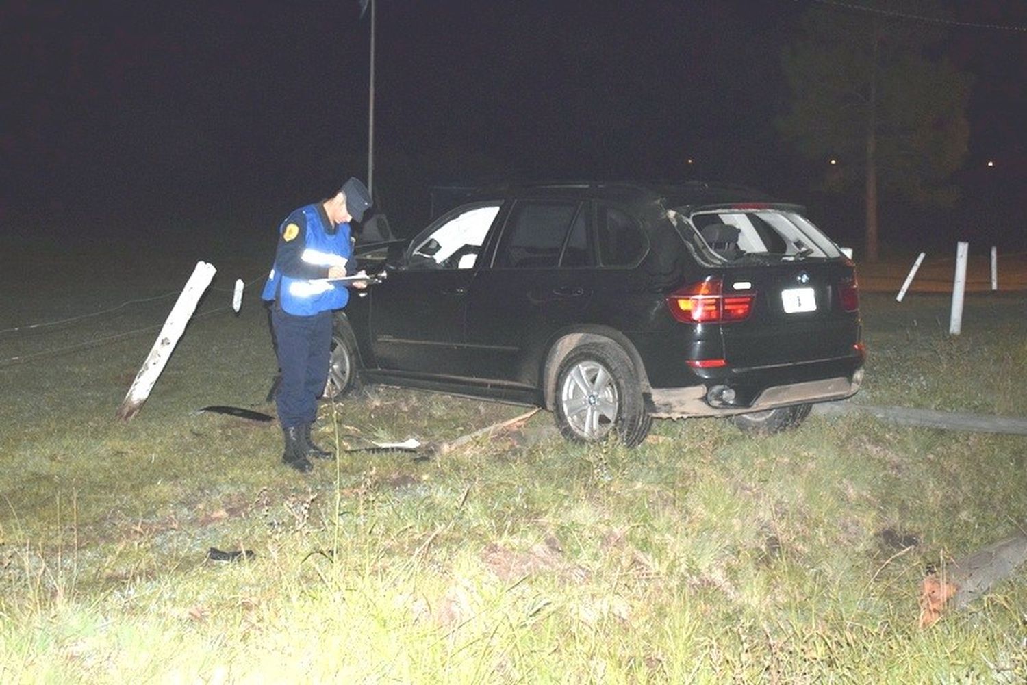 Chocó un poste de tendido eléctrico de un destacamento policial