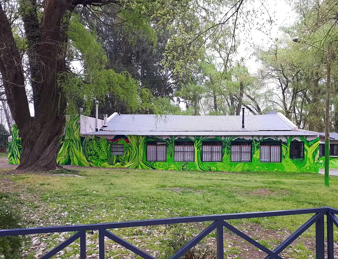Muralistas del programa Arte Joven integraron el Mercado Artesanal a la naturaleza