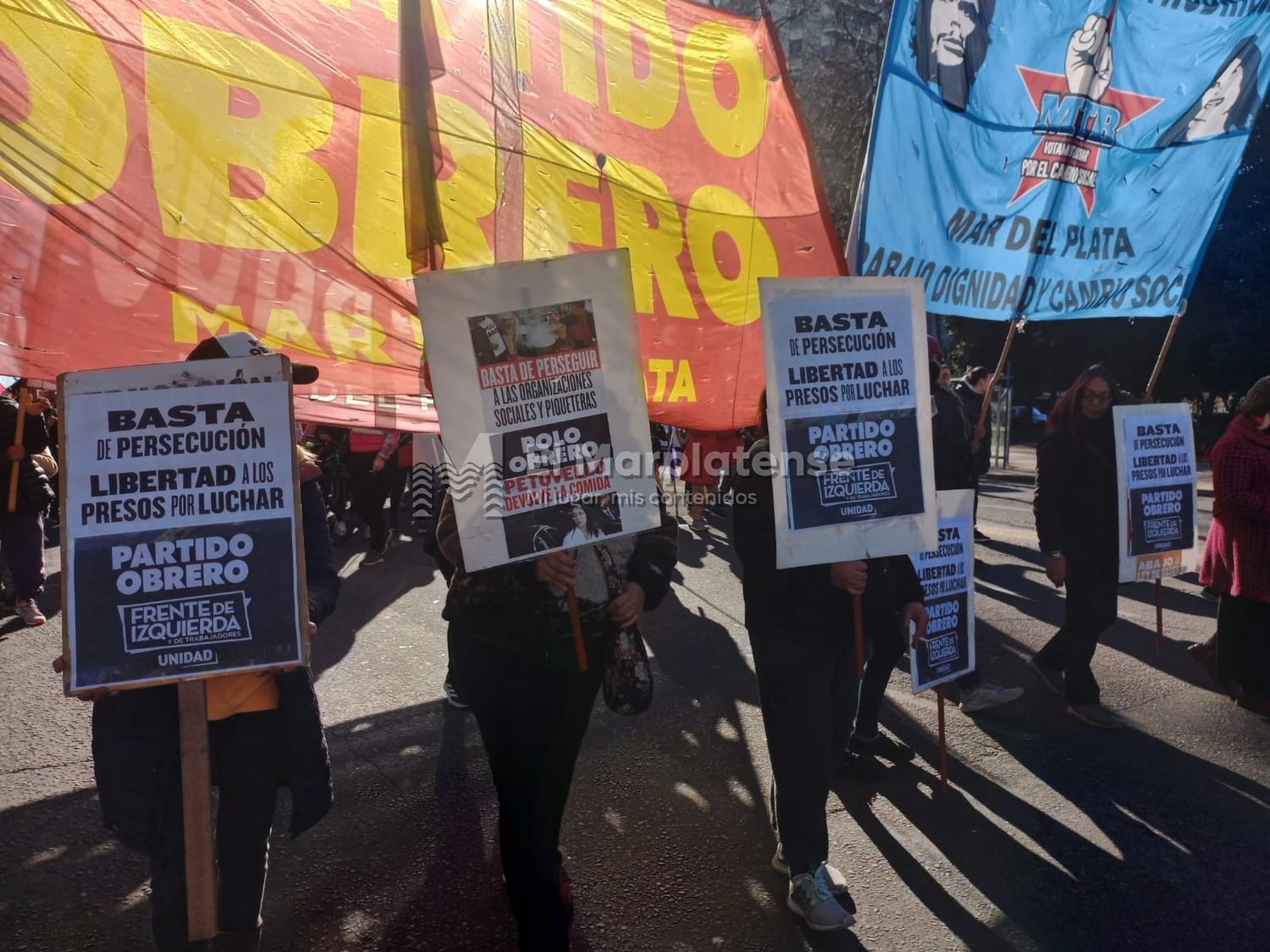 Organizaciones sociales marcharon en reclamo de los detenidos.