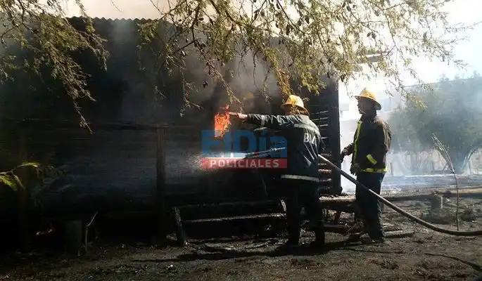 El fuego arrasó dos cabañas en Nuevo Pueblo Belgrano