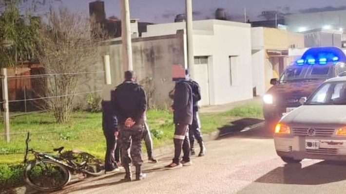 Accidente entre un auto y una bicicleta en San Salvador