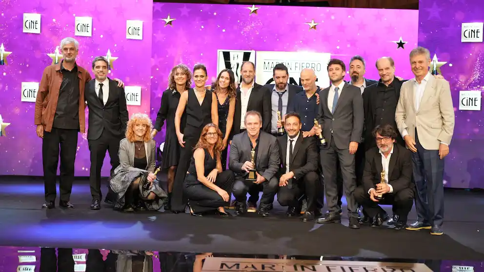 El equipo de El Eternauta, con la gran ausencia de Ricardo Darín, recibió el Oro en la premiación de Aptra