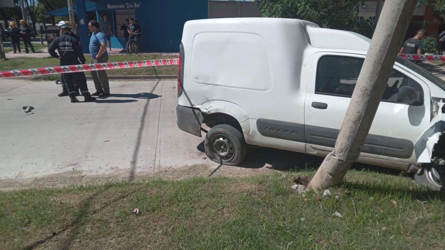 El utilitario impactó fuertemente contra una columna de luz.