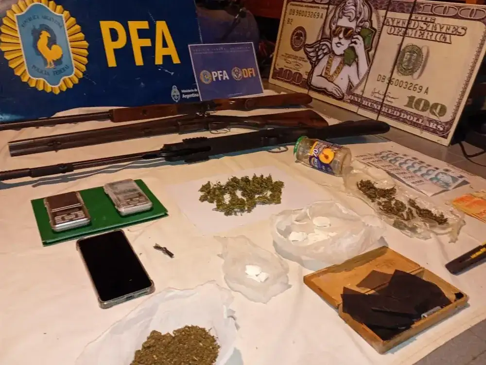 elementos secuestrados cocaína marihuana armas y balanzas